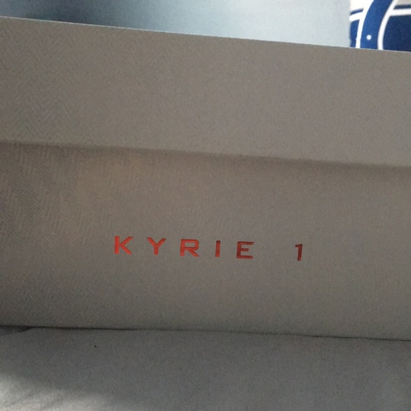 Kyrie 1 “flytrap size 6 youth - Picture 6 of 8